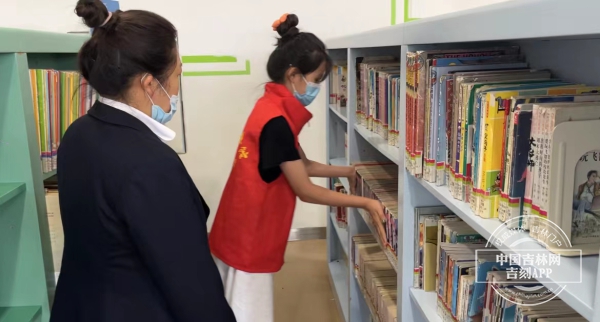 图书馆中有一位小学生图书管理员,她最爱读的书是《活着》